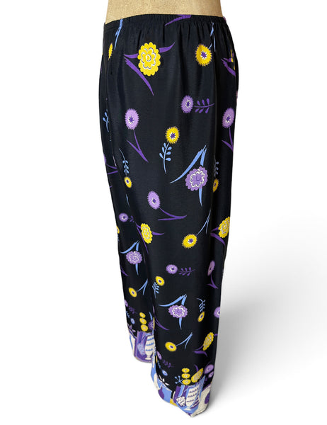 Black & Purple Floral Vases Border Print Capri Pant