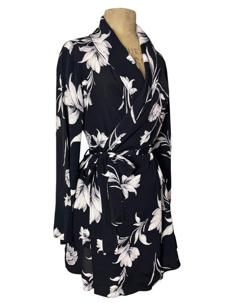 Black & White Winter Floral 1930s Shawl Collar Robe