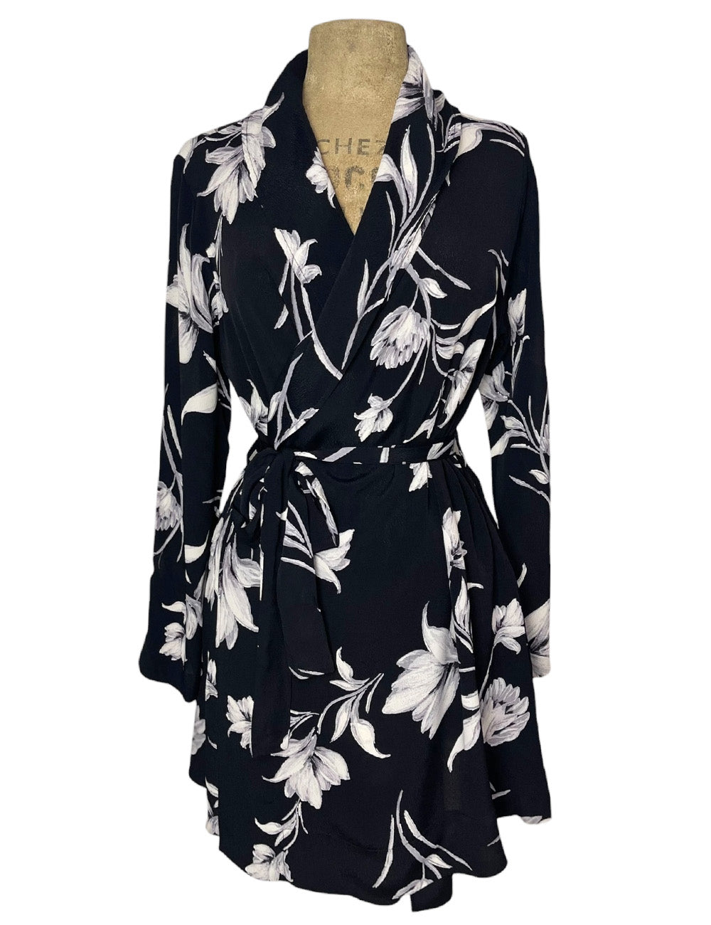 Black & White Winter Floral 1930s Shawl Collar Robe