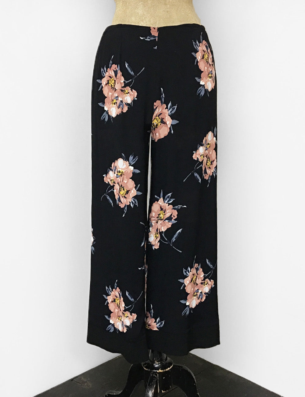 Black & Peach Dogwood Floral Louise Lounge Capri Flood Pants