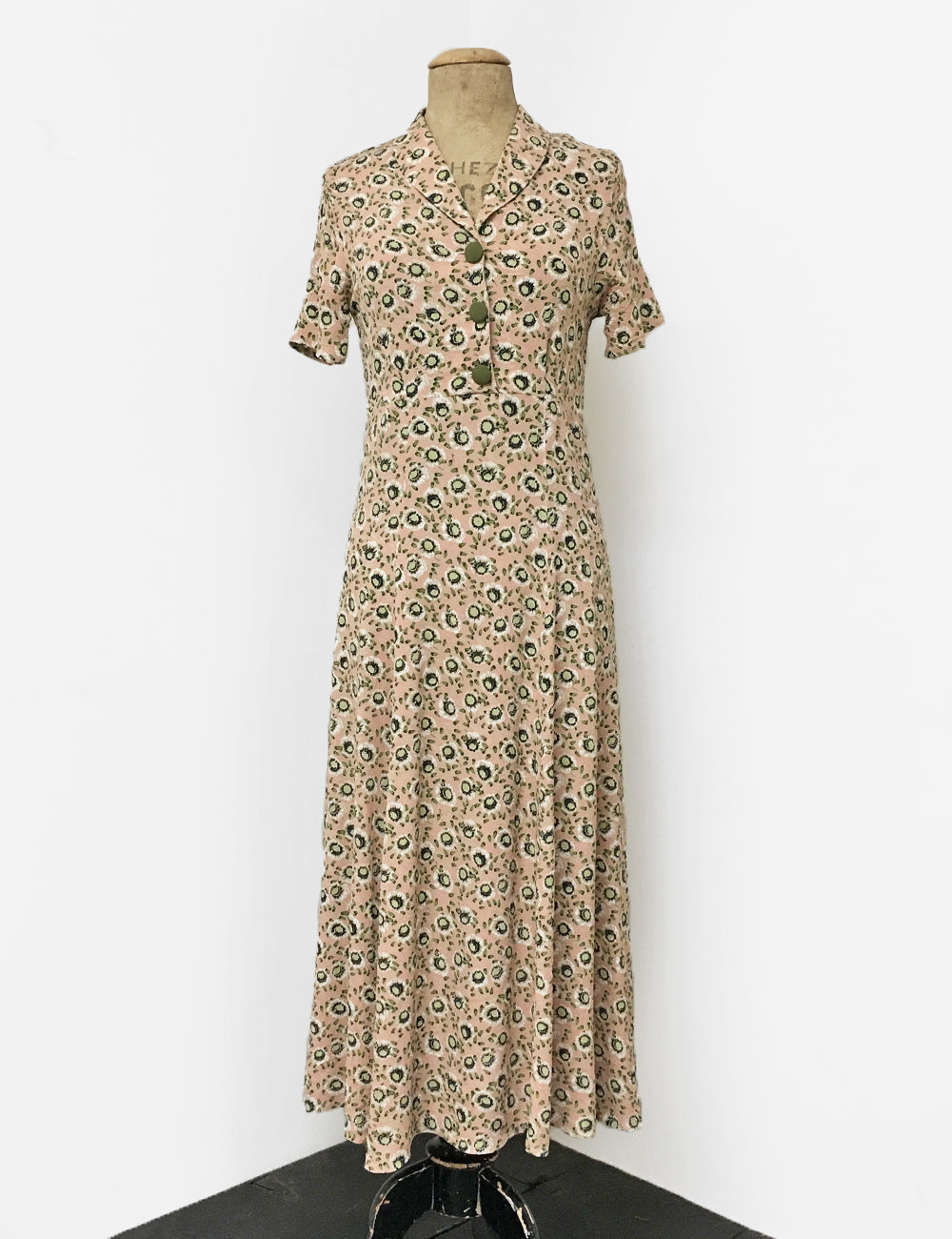 1940s Vintage Tea Length Short Sleeve Day Dress in Dusty Pink & Green Pansy Floral