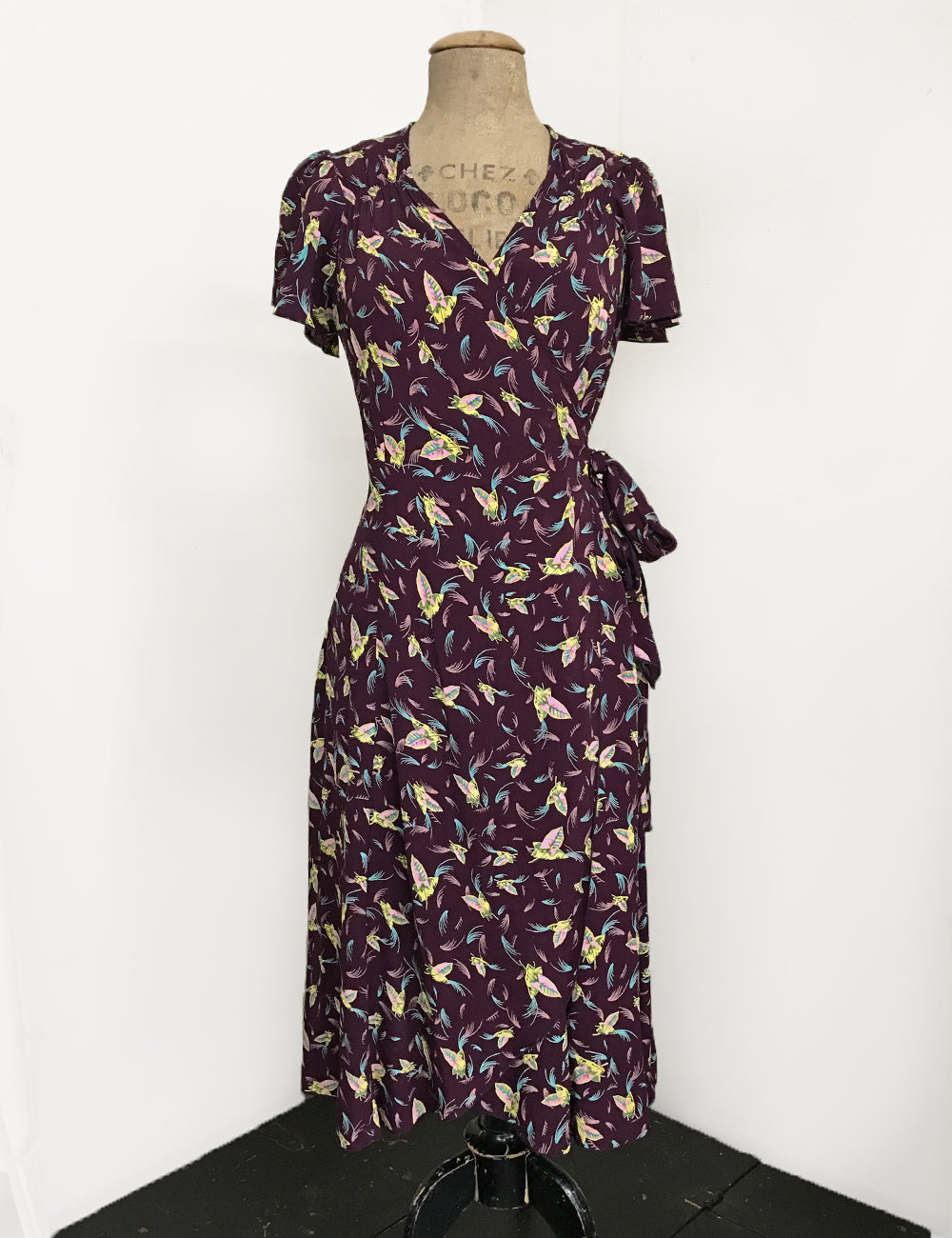 Colorful Purple Feathers Biasa Sweetheart Wrap Dress